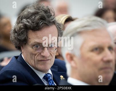 Bruxelles. BELGA, 06 mars 2023, le roi Philippe - Filip de Belgique et son chef de cabinet Vincent Houssiau (L) photographiés lors de la célébration du 30th anniversaire des programmes bilingues conjoints de l'Université Saint-Louis de Bruxelles et de l'Université KULeuven de Louvain, lundi 06 mars 2023, à Bruxelles. BELGA PHOTO BENOIT DOPPAGNE Banque D'Images