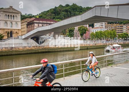 Bicyclette, dans Ría del Nervión, en arrière-plan Pont Pedro Arrupe et à gauche de l'Université Deusto , Bilbao, Pays Basque, Espagne Banque D'Images