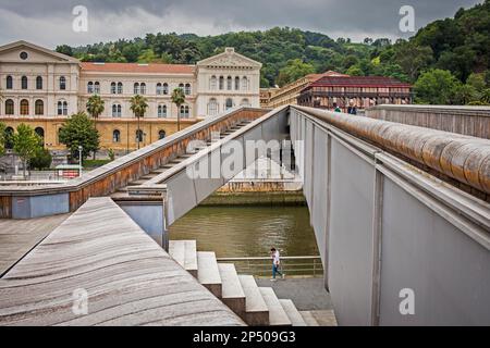 Pedro Arrupe pont et en arrière-plan l'Université Deusto, dans Ría del Nervión, Bilbao, Pays Basque, Espagne Banque D'Images