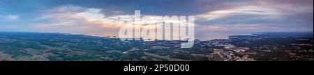 Panorama par drone sur la côte Adriatique de l'Istrie près de Porec pris de haute altitude dans la soirée au coucher du soleil Banque D'Images