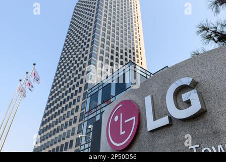 Logo du siège social du LG Group du bâtiment LG Twin Towers à Séoul. LG Group est un conglomérat multinational sud-coréen fondé par Koo in-hwoi et géré par des générations successives de sa famille. C'est le quatrième chaebol en importance en Corée du Sud. Son siège social se trouve dans le bâtiment LG Twin Towers de Séoul. LG fabrique des produits électroniques, chimiques et de télécommunications et exploite des filiales telles que LG Electronics, Zenith, LG Display, LG Uplus, LG Innotek, LG Chem et LG Energy solution dans plus de 80 pays. Banque D'Images