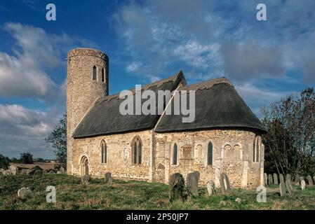 Église médiévale d'Angleterre, vue de l'église de St Margaret datant du 1 12th e siècle montrant son abside roman situé dans le village de Hales, Norfolk, Royaume-Uni Banque D'Images