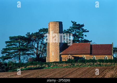 Église Ramsholt Suffolk, vue de l'église médiévale All Saints de Ramsholt montrant sa tour ronde caractéristique de l'époque saxonne, Suffolk, Angleterre, Royaume-Uni Banque D'Images