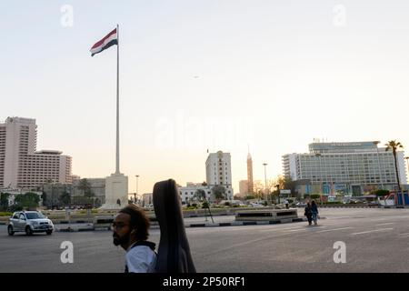 EGYPTE, le Caire, la place Tahrir, Midan al-Tahrir, Right Nile Ritz Carlton Hotel / ÄGITTEN, Kairo, Tahrir Platz wurde zum Zentrum der Proteste gegen Präsident Husni Mubarak im arabischen Frühling und erhielt den Namen Platz der Befreiung» von den Demonstranten der opposition Banque D'Images