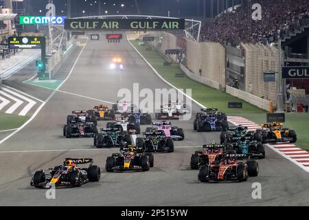 Sakhir, Bahreïn. , . Championnat du monde F1 2023. Bahreïn GP. Début de la course avec Max Verstappen, Red Bull, menant au premier coin.MANAMA, BAHREÏN, circuit Sakhir, 5. 2023 mars : lors du Grand Prix de Formule 1 de Bahreïn au circuit international de Bahreïn près de la ville de Manama dans la ville de Sakhir sur 05 mars. 2023. Formula 1 - F1 Motorsport, image payante, photo et copyright © Cristiano BARNI/ ATP images (BARNI Cristiano /ATP/SPP) crédit: SPP Sport Press photo. /Alamy Live News Banque D'Images