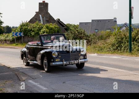 Kerlaz, France - 17 juillet 2022 : homme à la retraite roulant dans une Peugeot 203 décapotable noire. Banque D'Images