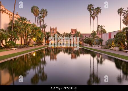 San Diego, Californie, USA plaza fontaine la nuit dans le Prado. Banque D'Images