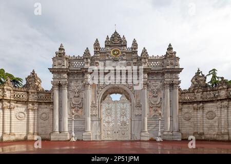 Istanbul, Turquie - 11 mai 2019: La porte du Trésor (turc: Hazine-i Hassa Kapısı) est une des portes du palais de Dolmabahçe. Banque D'Images