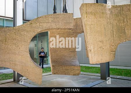 "Point de Rendez-Vous IV", une sculpture en béton armé par Eduardo Chillida, dans l'entrée du Museo de Bellas Artes ou musée des Beaux-Arts, Bilbao, Espagne Banque D'Images