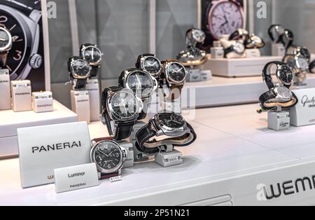 Une montre Luminor derrière un verre dans une vitrine de magasin, à Berlin, en Allemagne. Banque D'Images