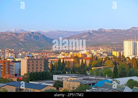 Podgorica, Monténégro - 20 avril 2019 : la capitale au pied des Alpes Dinariques. Banque D'Images