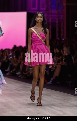 Melbourne, Australie, 06/03/2023, Un modèle habillé par Aje marche sur la piste au spectacle de pistes d'Utopia, présentant le meilleur de la mode australienne, dans le cadre du Melbourne Fashion Festival, au Royal Exhibition Building à Carlton, Melbourne. Les designers australiens prennent le devant de la scène au premier spectacle du Melbourne Fashion Festival, Utopia. Le Royal Exhibition Building de Carlton sera le lieu de rendez-vous de cette gamme australienne composée de designers tels que Aje, Nevenka, Acler, Van Der Kooij, Ginger & Smart, Leo Lin et Maara collective. Ces designers présenteront leurs styles et leurs coupes uniques Banque D'Images