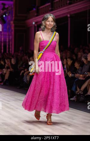 Melbourne, Australie, 06/03/2023, Un modèle habillé par Aje marche sur la piste au spectacle de pistes d'Utopia, présentant le meilleur de la mode australienne, dans le cadre du Melbourne Fashion Festival, au Royal Exhibition Building à Carlton, Melbourne. Les designers australiens prennent le devant de la scène au premier spectacle du Melbourne Fashion Festival, Utopia. Le Royal Exhibition Building de Carlton sera le lieu de rendez-vous de cette gamme australienne composée de designers tels que Aje, Nevenka, Acler, Van Der Kooij, Ginger & Smart, Leo Lin et Maara collective. Ces designers présenteront leurs styles et leurs coupes uniques Banque D'Images