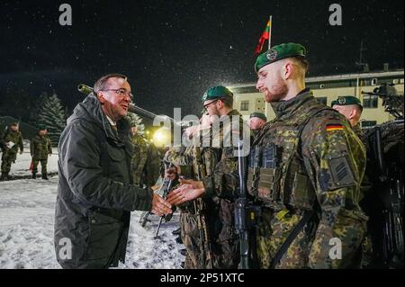 Rukla, Lituanie. 06th mars 2023. Boris Pistorius (SPD), ministre fédéral de la Défense, rencontre des soldats de la Bundeswehr du contingent allemand de déploiement de la présence avancée renforcée à Rukla dans un char Léopold 2 lors de la visite en Lituanie, partenaire de l'OTAN. L'Allemagne est à la tête du groupement tactique en Lituanie. Credit: Kay Nietfeld/dpa/Alay Live News Banque D'Images