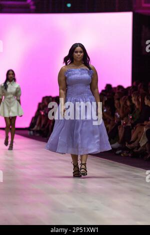 Melbourne, Australie, 06/03/2023, Un modèle habillé par Aje marche sur la piste au spectacle de pistes d'Utopia, présentant le meilleur de la mode australienne, dans le cadre du Melbourne Fashion Festival, au Royal Exhibition Building à Carlton, Melbourne. Les designers australiens prennent le devant de la scène au premier spectacle du Melbourne Fashion Festival, Utopia. Le Royal Exhibition Building de Carlton sera le lieu de rendez-vous de cette gamme australienne composée de designers tels que Aje, Nevenka, Acler, Van Der Kooij, Ginger & Smart, Leo Lin et Maara collective. Ces designers présenteront leurs styles et leurs coupes uniques Banque D'Images