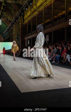 Melbourne, Australie, 06/03/2023, Un modèle habillé par Acler marche sur la piste au spectacle de pistes d'Utopia, présentant le meilleur de la mode australienne, dans le cadre du Melbourne Fashion Festival, au Royal Exhibition Building à Carlton, Melbourne. Les designers australiens prennent le devant de la scène au premier spectacle du Melbourne Fashion Festival, Utopia. Le Royal Exhibition Building de Carlton sera le lieu de rendez-vous de cette gamme australienne composée de designers tels que Aje, Nevenka, Acler, Van Der Kooij, Ginger & Smart, Leo Lin et Maara collective. Ces designers présenteront leurs styles et cutti uniques Banque D'Images