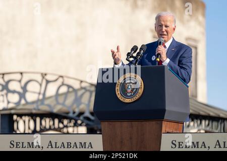 Selma, États-Unis d'Amérique. 06th mars 2023. Selma, États-Unis d'Amérique. 06 mars 2023. Le président américain Joe Biden prononce un discours du pont Edmund Pettus pour marquer le 58th anniversaire de la sanglante manifestation des droits civiques du dimanche, 5 mars 2023 à Selma, Alabama. Crédit : Adam Schultz/White House photo/Alay Live News Banque D'Images