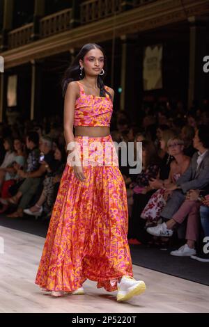 Un modèle habillé par Acler fait le tour de la piste du spectacle Utopia, présentant le meilleur de la mode australienne, dans le cadre du Melbourne Fashion Festival, au Royal Exhibition Building de Carlton, Melbourne. Les designers australiens prennent le devant de la scène au premier spectacle du Melbourne Fashion Festival, Utopia. Le Royal Exhibition Building de Carlton sera le lieu de rendez-vous de cette gamme australienne composée de designers tels que Aje, Nevenka, Acler, Van Der Kooij, Ginger & Smart, Leo Lin et Maara collective. Ces designers présenteront leurs styles uniques et leur mode de pointe au monde entier. Le Banque D'Images