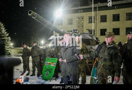 Rukla, Lituanie. 06th mars 2023. Boris Pistorius (SPD), ministre fédéral de la Défense, s'adresse aux journalistes aux côtés des soldats de la Bundeswehr du contingent allemand de déploiement de la présence avancée renforcée à Rukla, dans un char Léopold 2, lors d'une visite en Lituanie partenaire de l'OTAN. L'Allemagne est à la tête du groupe de bataille en Lituanie. Credit: Kay Nietfeld/dpa/Alay Live News Banque D'Images