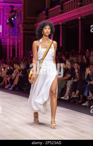 Un modèle habillé par Aje marche sur la piste du spectacle Utopia, présentant le meilleur de la mode australienne, dans le cadre du Melbourne Fashion Festival, au Royal Exhibition Building de Carlton, Melbourne. Les designers australiens prennent le devant de la scène au premier spectacle du Melbourne Fashion Festival, Utopia. Le Royal Exhibition Building de Carlton sera le lieu de rendez-vous de cette gamme australienne composée de designers tels que Aje, Nevenka, Acler, Van Der Kooij, Ginger & Smart, Leo Lin et Maara collective. Ces designers présenteront leurs styles uniques et leur mode de pointe au monde entier. Le moi Banque D'Images