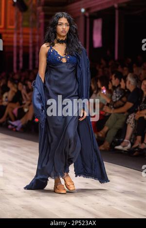 Un modèle habillé par Nevenka fait le tour de la piste du spectacle Utopia, présentant le meilleur de la mode australienne, dans le cadre du Melbourne Fashion Festival, au Royal Exhibition Building de Carlton, Melbourne. Les designers australiens prennent le devant de la scène au premier spectacle du Melbourne Fashion Festival, Utopia. Le Royal Exhibition Building de Carlton sera le lieu de rendez-vous de cette gamme australienne composée de designers tels que Aje, Nevenka, Acler, Van Der Kooij, Ginger & Smart, Leo Lin et Maara collective. Ces designers présenteront leurs styles uniques et leur mode de pointe au monde entier. TH Banque D'Images