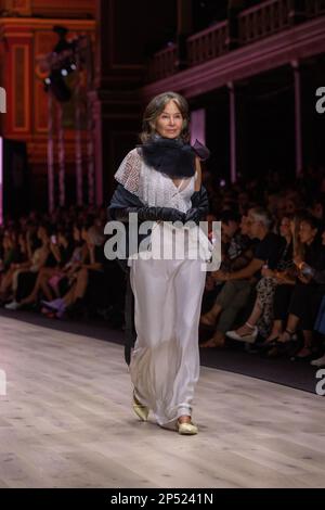 Un modèle habillé par Nevenka fait le tour de la piste du spectacle Utopia, présentant le meilleur de la mode australienne, dans le cadre du Melbourne Fashion Festival, au Royal Exhibition Building de Carlton, Melbourne. Les designers australiens prennent le devant de la scène au premier spectacle du Melbourne Fashion Festival, Utopia. Le Royal Exhibition Building de Carlton sera le lieu de rendez-vous de cette gamme australienne composée de designers tels que Aje, Nevenka, Acler, Van Der Kooij, Ginger & Smart, Leo Lin et Maara collective. Ces designers présenteront leurs styles uniques et leur mode de pointe au monde entier. TH Banque D'Images