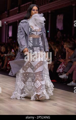 Un modèle habillé par Nevenka fait le tour de la piste du spectacle Utopia, présentant le meilleur de la mode australienne, dans le cadre du Melbourne Fashion Festival, au Royal Exhibition Building de Carlton, Melbourne. Les designers australiens prennent le devant de la scène au premier spectacle du Melbourne Fashion Festival, Utopia. Le Royal Exhibition Building de Carlton sera le lieu de rendez-vous de cette gamme australienne composée de designers tels que Aje, Nevenka, Acler, Van Der Kooij, Ginger & Smart, Leo Lin et Maara collective. Ces designers présenteront leurs styles uniques et leur mode de pointe au monde entier. TH Banque D'Images