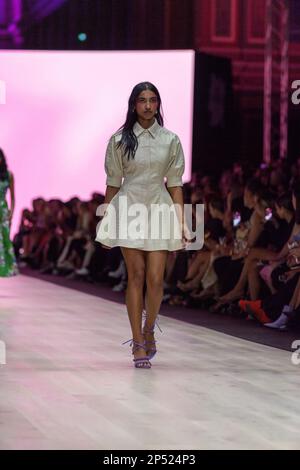 Un modèle habillé par Aje marche sur la piste du spectacle Utopia, présentant le meilleur de la mode australienne, dans le cadre du Melbourne Fashion Festival, au Royal Exhibition Building de Carlton, Melbourne. Les designers australiens prennent le devant de la scène au premier spectacle du Melbourne Fashion Festival, Utopia. Le Royal Exhibition Building de Carlton sera le lieu de rendez-vous de cette gamme australienne composée de designers tels que Aje, Nevenka, Acler, Van Der Kooij, Ginger & Smart, Leo Lin et Maara collective. Ces designers présenteront leurs styles uniques et leur mode de pointe au monde entier. Le moi Banque D'Images