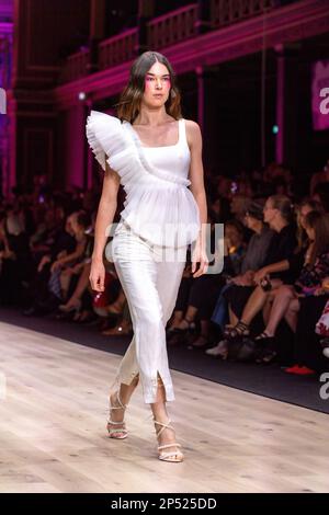 Un modèle habillé par Aje marche sur la piste du spectacle Utopia, présentant le meilleur de la mode australienne, dans le cadre du Melbourne Fashion Festival, au Royal Exhibition Building de Carlton, Melbourne. Les designers australiens prennent le devant de la scène au premier spectacle du Melbourne Fashion Festival, Utopia. Le Royal Exhibition Building de Carlton sera le lieu de rendez-vous de cette gamme australienne composée de designers tels que Aje, Nevenka, Acler, Van Der Kooij, Ginger & Smart, Leo Lin et Maara collective. Ces designers présenteront leurs styles uniques et leur mode de pointe au monde entier. Le moi Banque D'Images