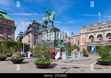 Stockholm, Suède - 24 juin 2019 : statue de Gustav II Adolf (érigée en 1796 par le sculpteur français Pierre l'Archevêque) au milieu de Gustav Adolf Banque D'Images