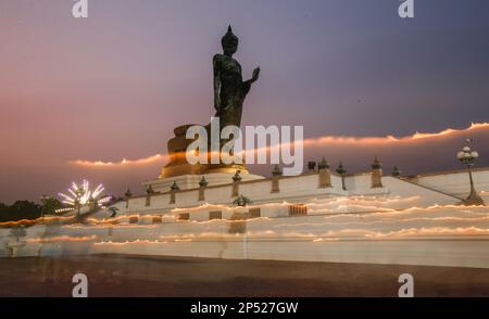 Nakhon Pathom, Thaïlande. 06th mars 2023. Les bouddhistes tiennent des bougies allumées tout en encerclant une grande statue de Bouddha pendant la célébration dans un temple. Le jour de Bucha de Makha honore Bouddha et ses enseignements, il tombe le jour de pleine lune du troisième mois lunaire. Crédit : SOPA Images Limited/Alamy Live News Banque D'Images