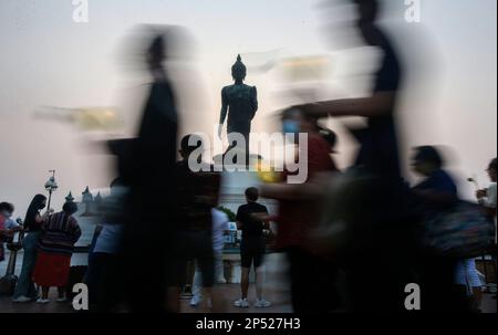 Nakhon Pathom, Thaïlande. 06th mars 2023. Les bouddhistes tiennent des bougies allumées tout en encerclant une grande statue de Bouddha pendant la célébration dans un temple. Le jour de Bucha de Makha honore Bouddha et ses enseignements, il tombe le jour de pleine lune du troisième mois lunaire. Crédit : SOPA Images Limited/Alamy Live News Banque D'Images