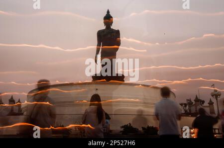 Nakhon Pathom, Thaïlande. 06th mars 2023. Les bouddhistes tiennent des bougies allumées tout en encerclant une grande statue de Bouddha pendant la célébration dans un temple. Le jour de Bucha de Makha honore Bouddha et ses enseignements, il tombe le jour de pleine lune du troisième mois lunaire. Crédit : SOPA Images Limited/Alamy Live News Banque D'Images