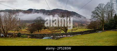 Langdale Valley dans les nuages bas un jour de printemps tôt, Chapel Stile, Lake District National Park, Cumbria, Royaume-Uni (Royaume-Uni) Banque D'Images