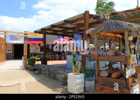 Alto Vista, Noord, Aruba - 10 mars 2022. Les gens magasinent sur un marché de plein air à Aruba. Banque D'Images