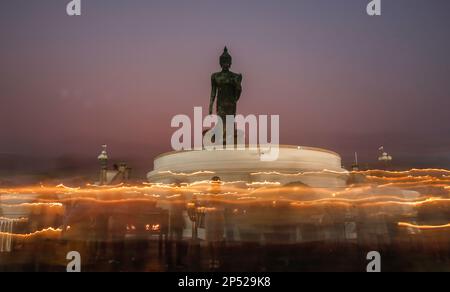 Nakhon Pathom, Thaïlande. 06th mars 2023. Les bouddhistes tiennent des bougies allumées tout en encerclant une grande statue de Bouddha pendant la célébration dans un temple. Le jour de Bucha de Makha honore Bouddha et ses enseignements, il tombe le jour de pleine lune du troisième mois lunaire. (Photo de Chaiwat Subprasom/SOPA Images/Sipa USA) crédit: SIPA USA/Alay Live News Banque D'Images