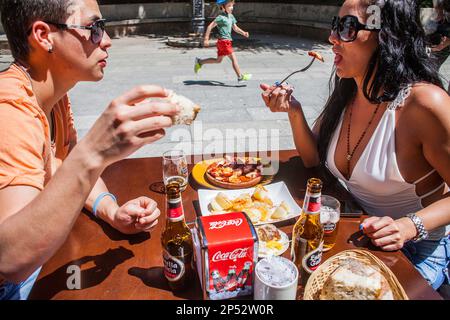 Couple à Pulperia Melide mangeant 'Pulpo a feira' octopus dans le style galicien , Plaza de España 16 ou Plaza Campo de la Leña, Coruña ville, Galice, Espagne Banque D'Images