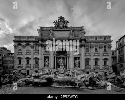 Vue sur la célèbre fontaine de Trevi à Rome. Prise de vue en noir et blanc Banque D'Images