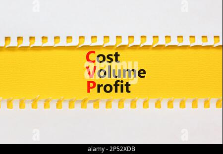 Symbole de profit de volume de coût CVP. Concept mots CVP coût volume profit sur papier jaune sur fond de papier blanc magnifique. Volume des coûts de l'entreprise et du CVP Banque D'Images