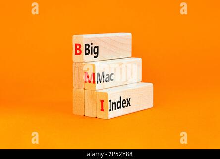 BMI gros symbole d'index mac. Concept mots BMI Big mac index sur des blocs de bois sur un beau tableau orange orange fond orange. Business et BMI Big mac ind Banque D'Images