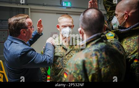 Rukla, Lituanie. 06th mars 2023. Boris Pistorius (SPD), ministre fédéral de la Défense, fait la promotion de Sascha L. au major lors d'une visite au contingent allemand de présence avancée renforcée à Rukla. L'Allemagne est en charge du groupe de combat en Lituanie. Credit: Kay Nietfeld/dpa/Alay Live News Banque D'Images