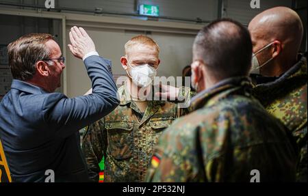 Rukla, Lituanie. 06th mars 2023. Boris Pistorius (SPD), ministre fédéral de la Défense, fait la promotion de Sascha L. au major lors d'une visite au contingent allemand de présence avancée renforcée à Rukla. L'Allemagne est en charge du groupe de combat en Lituanie. Credit: Kay Nietfeld/dpa/Alay Live News Banque D'Images
