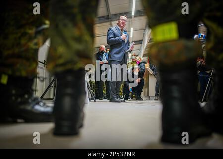 Rukla, Lituanie. 06th mars 2023. Boris Pistorius (SPD), ministre fédéral de la Défense, s'adresse aux soldats lors d'une visite au contingent allemand de déploiement de la présence avancée renforcée. L'Allemagne est à la tête du groupe de bataille en Lituanie. Credit: Kay Nietfeld/dpa/Alay Live News Banque D'Images