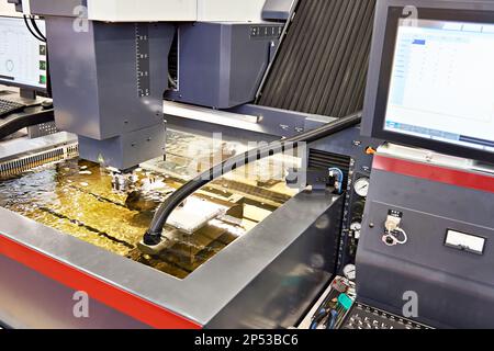 Machine à décharge électrique à dissipation par matrice avec boîte à liquide Banque D'Images