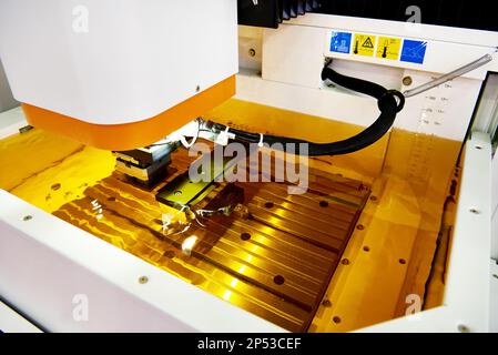 Machine à électro-érosion par étincelle avec liquide Banque D'Images