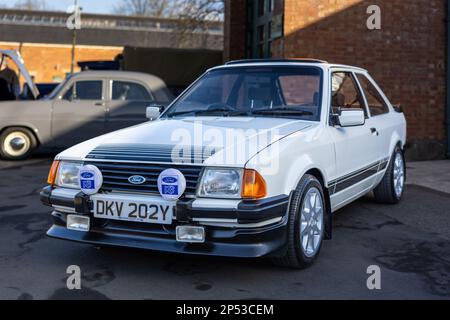 1983 Ford Escort RS 1600i, exposé à l'assemblée Ford tenue au Bicester Heritage Centre le 26th février 2023. Banque D'Images