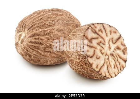 nutmeg à moitié isolé sur fond blanc avec une profondeur de champ totale. Vue de dessus. Pose à plat Banque D'Images