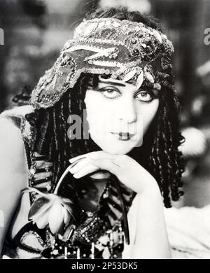 1918 , Etats-Unis : la célèbre actrice silencieuse du film THEDA BARA ( 1885 - 1955 ) , anagramme de la mort arabe , A SALOME par J. Gordon Edwards - CINÉMA - FILM - Ancient Age - Antichità - film storico - VAMP - DIVA - DIVINA - déguisement fantaisie - Bibbia - Bible - fior di loto - fleurs de lotus - fiori - pizzo - dentelle - boucles - boccoli - riccioli - Mano - mani - mains - peccatricie - sinner - Salomé --- Archivio GBB Banque D'Images