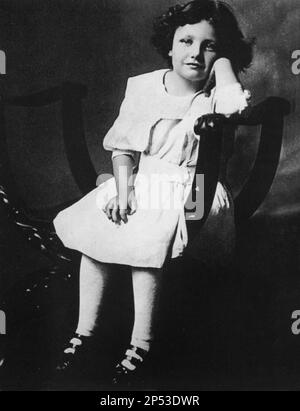 La future actrice de la superstar hollywoodienne JOAN CRAWFORD ( 1904 - 1977 ) Quand était une petite fille - CINÉMA - FILM - portrait - ritratto - personalità celeità attori da bambini - bambino - da piccoli - piccolo - da giovane giovani - célébrités personnalités de la personnalité quand était petit enfant - enfants - bébé - bébés jeunes --- Archivio GBB Banque D'Images