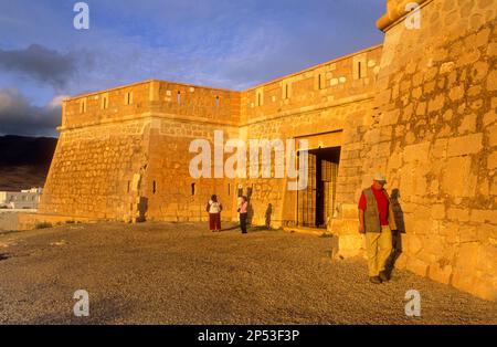 Sant Felipe château. Dans la région de Los Escullos. Le parc naturel de Cabo de Gata-Nijar. La biosphère, la province d'Almeria, Andalousie, Espagne Banque D'Images